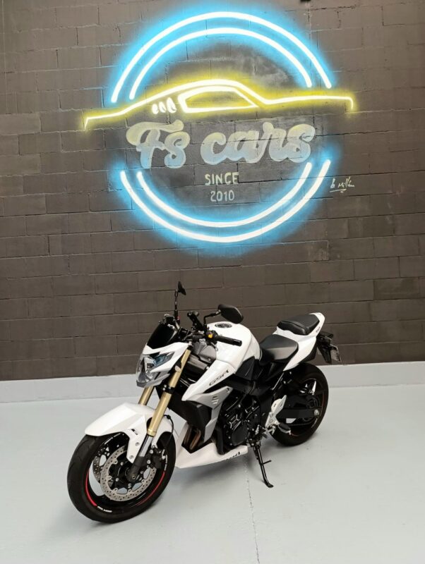 SUZUKI GSR 750
