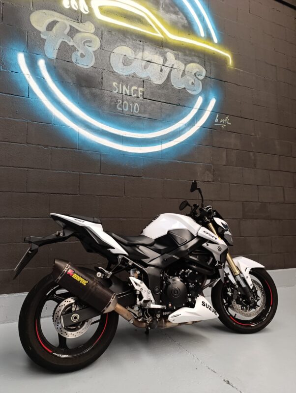 SUZUKI GSR 750
