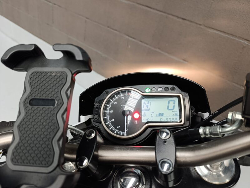 SUZUKI GSR 750