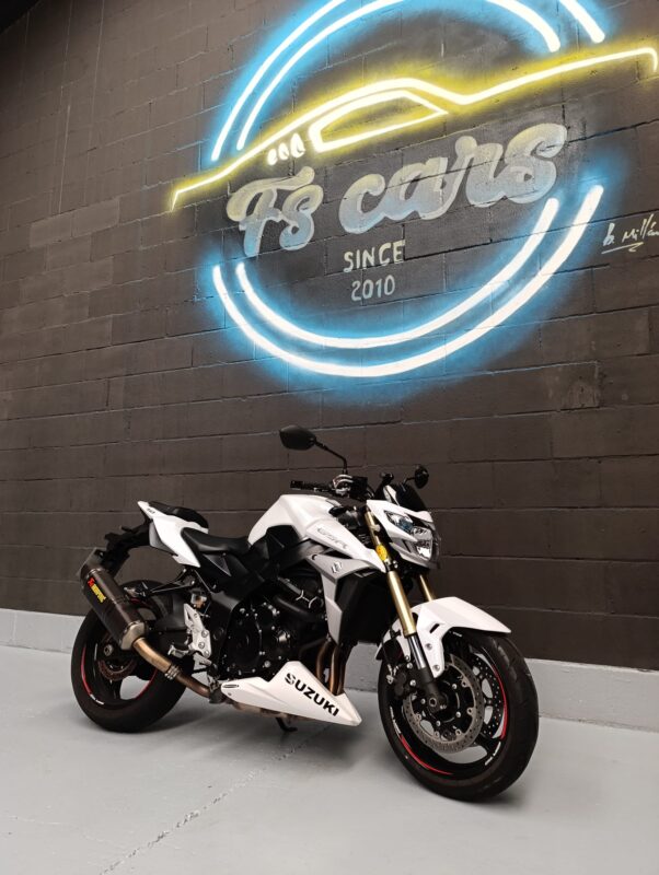 SUZUKI GSR 750